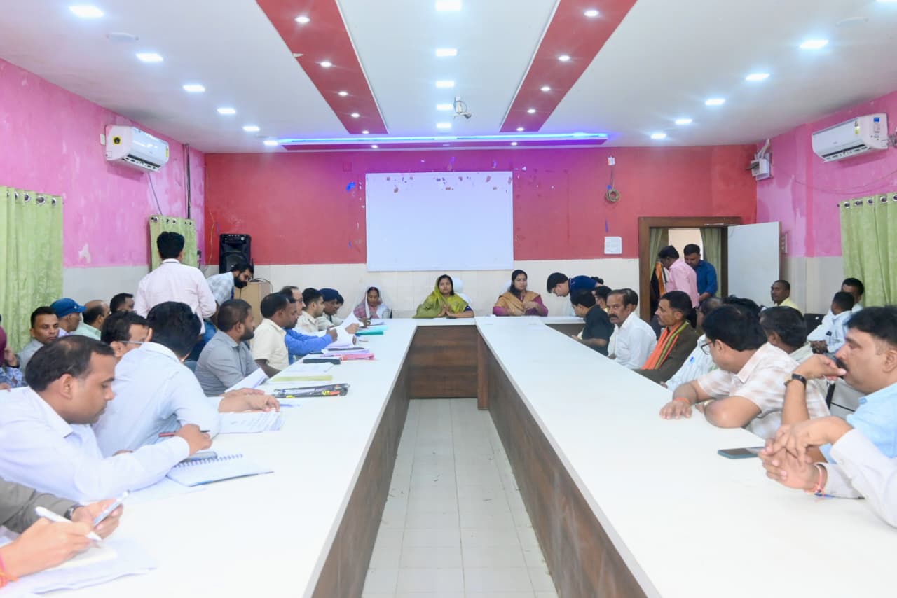 CG News: Minister Lakshmi Rajwade reprimanded officials in Odgi, stating there should be no negligence in work and that the benefits of schemes must be delivered on time.