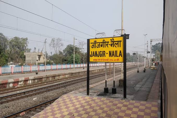 Janjgir-Naila Railway Station: A freight train passing through the platform suddenly split into two sections; panic ensued as the coupling snapped.