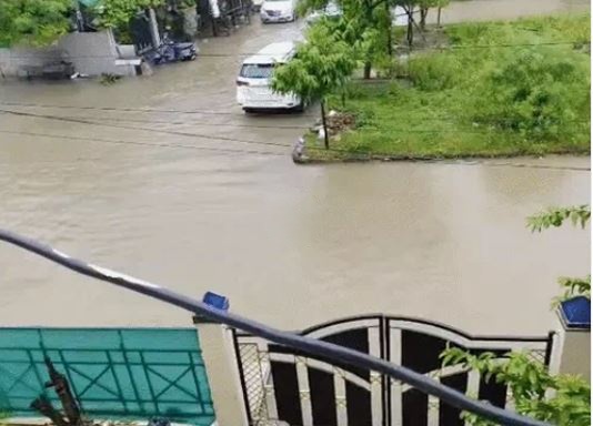 Balrampur Schools Closed: Rain leads to school closures; government and private schools will remain shut today. Following three days of continuous rainfall and waterlogging in several school premises, the administration has taken this major decision.