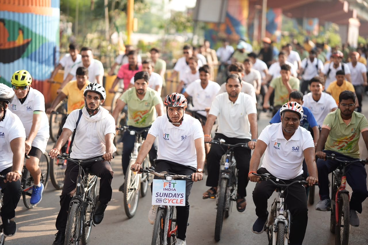 Fit India: The Fit India message in Varanasi...! The 94th ‘Sundays on Cycle’ in Varanasi... Mansukh Mandaviya led a bicycle rally.