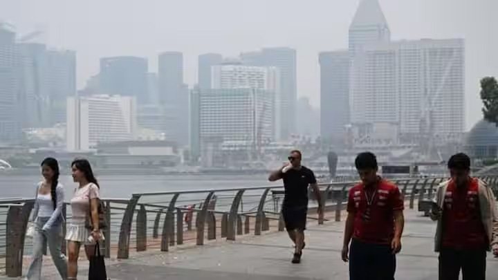 Singapore faces air pollution